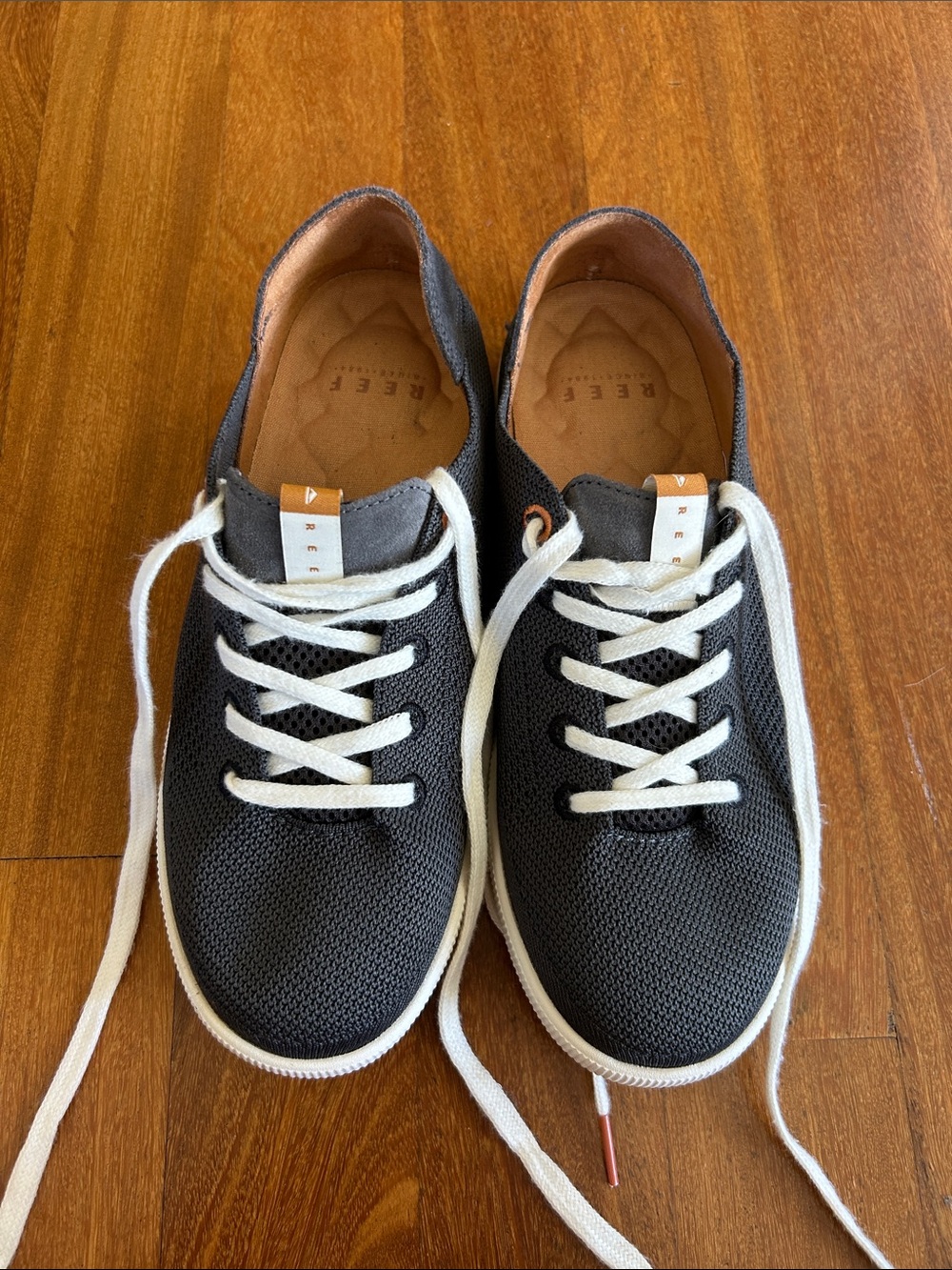 Reef women’s 9.5 Knit Lace-Up Sneakers - dark blue/grey with White Laces